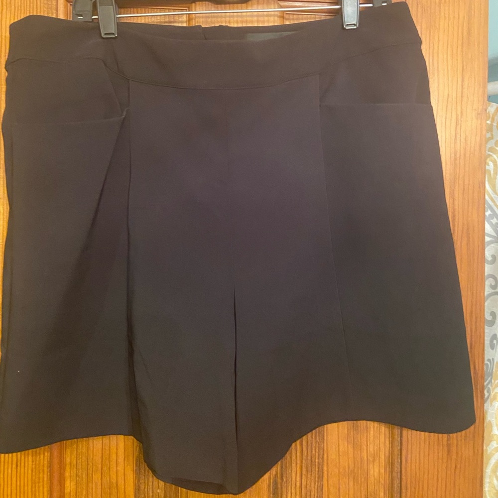 Women's XL dress shorts or tuxedo shorts from NY & Co. Very comfortable!